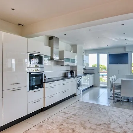 Spacious With Sea View Antibes